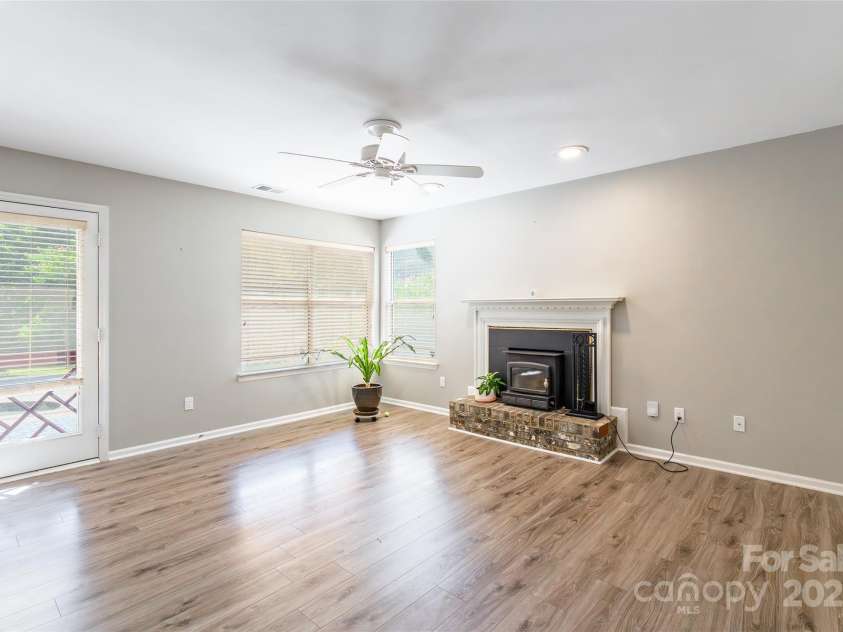 8909 Raven Park Drive, Charlotte, NC 28216.  MLS# CAR4278901, YatesRealty ID 26339. 