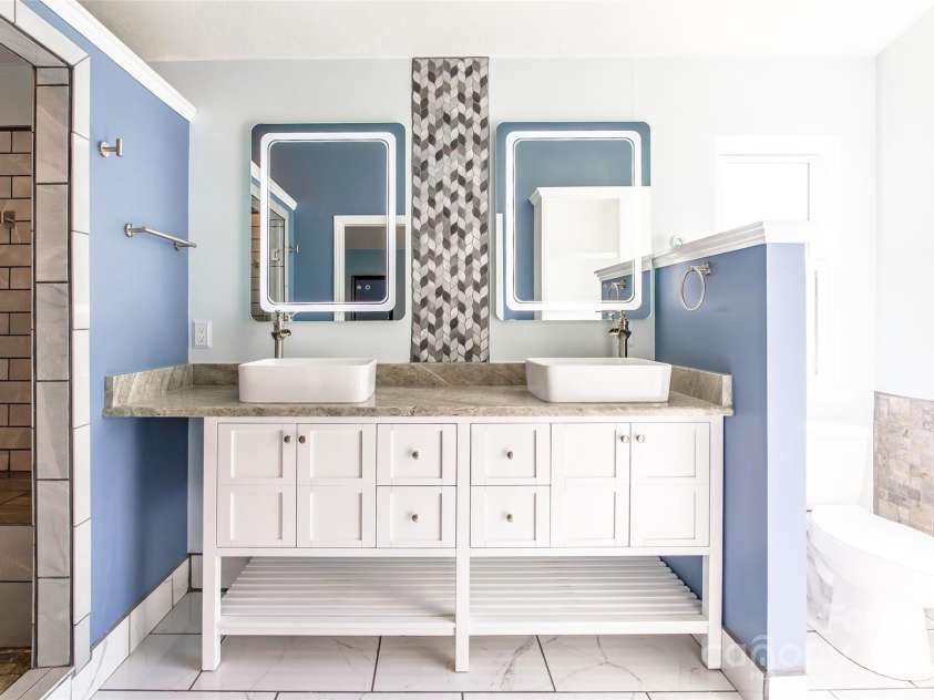 8909 Raven Park Drive, Charlotte, NC 28216.  MLS# CAR4278901, YatesRealty ID 26339. 