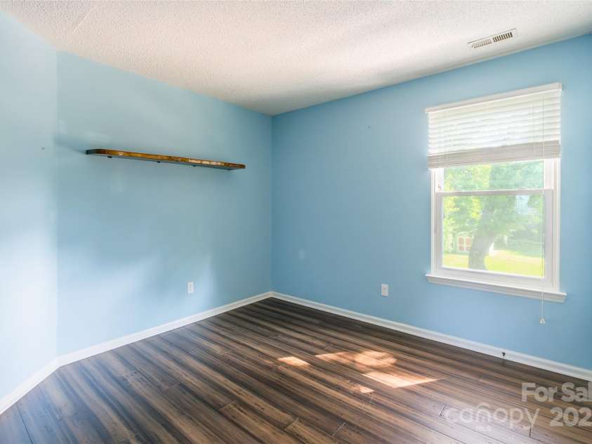 8909 Raven Park Drive, Charlotte, NC 28216.  MLS# CAR4278901, YatesRealty ID 26339. 