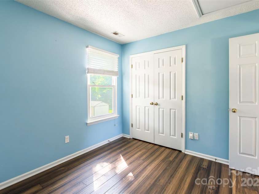 8909 Raven Park Drive, Charlotte, NC 28216.  MLS# CAR4278901, YatesRealty ID 26339. 