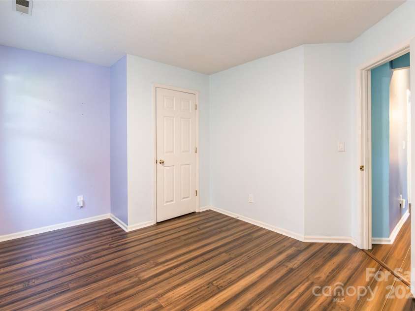 8909 Raven Park Drive, Charlotte, NC 28216.  MLS# CAR4278901, YatesRealty ID 26339. 