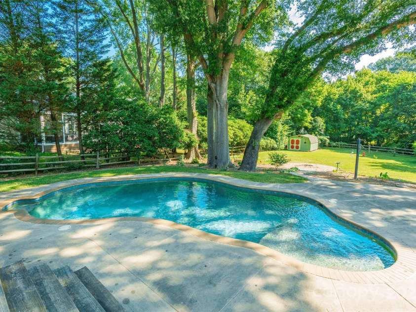 8909 Raven Park Drive, Charlotte, NC 28216.  MLS# CAR4278901, YatesRealty ID 26339. 