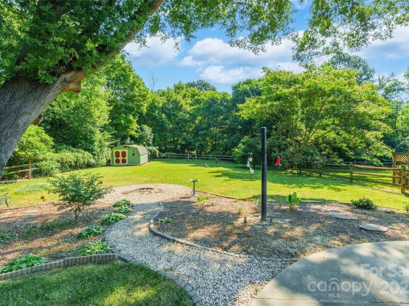8909 Raven Park Drive, Charlotte, NC 28216.  MLS# CAR4278901, YatesRealty ID 26339. 
