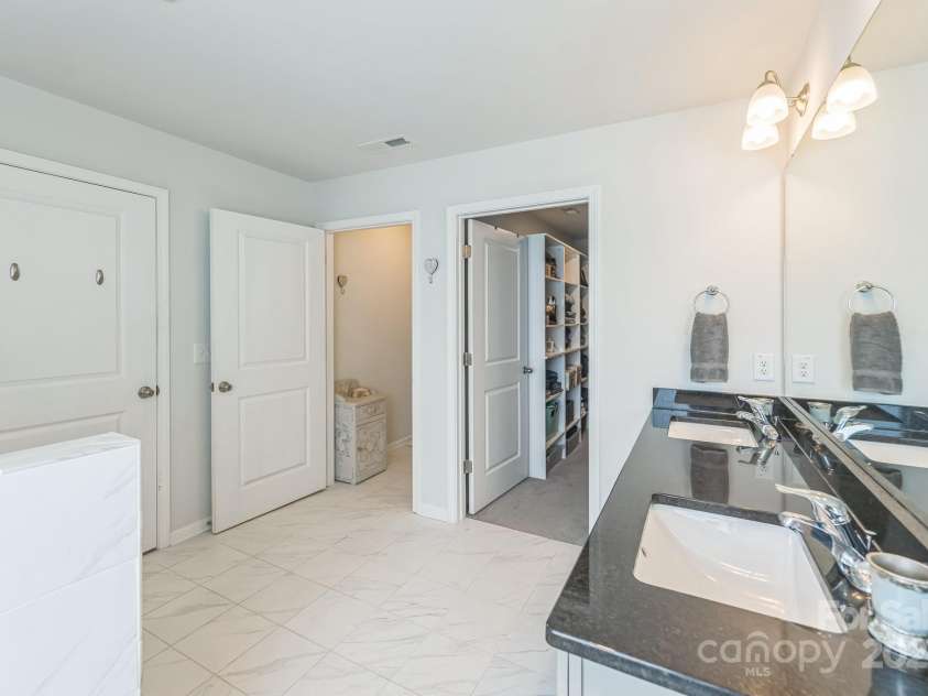 4 Finley Way, Greensboro, NC 27455.  MLS# CAR4273250, YatesRealty ID 26343. 