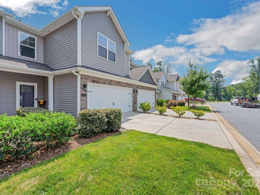 4 Finley Way, Greensboro, NC 27455.  MLS# CAR4273250, YatesRealty ID 26343. 