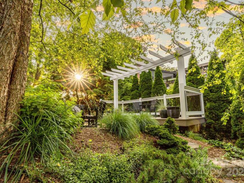 101 Windsor Road, Asheville, NC 28804.  MLS# CAR4263448, YatesRealty ID 26344. 