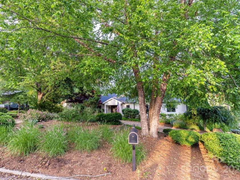 101 Windsor Road, Asheville, NC 28804.  MLS# CAR4263448, YatesRealty ID 26344. 