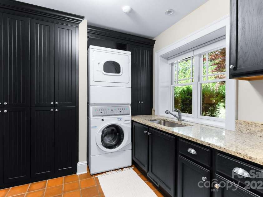 101 Windsor Road, Asheville, NC 28804.  MLS# CAR4263448, YatesRealty ID 26344. 