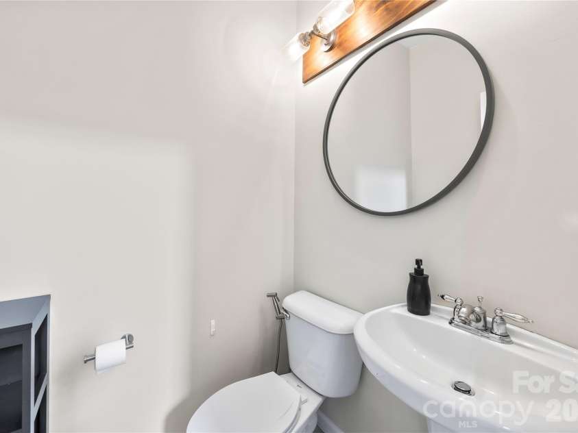 6428 Manitoba Lane, Charlotte, NC 28277.  MLS# CAR4385112, YatesRealty ID 26344. Half bath
