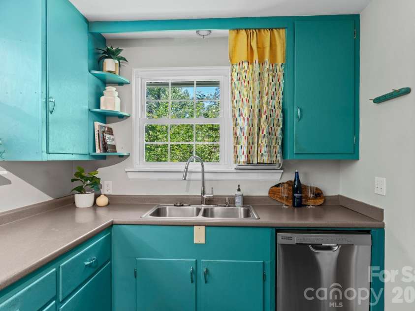 107 Appledore Avenue, Hendersonville, NC 28739.  MLS# CAR4379679, YatesRealty ID 26345. 