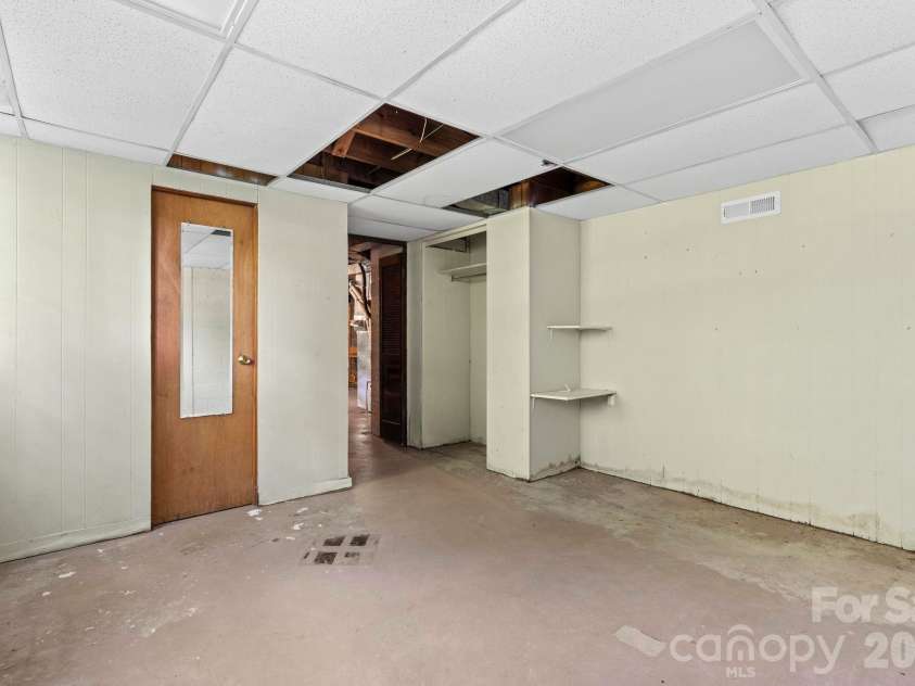 107 Appledore Avenue, Hendersonville, NC 28739.  MLS# CAR4379679, YatesRealty ID 26345. Extra bonus room with half bath