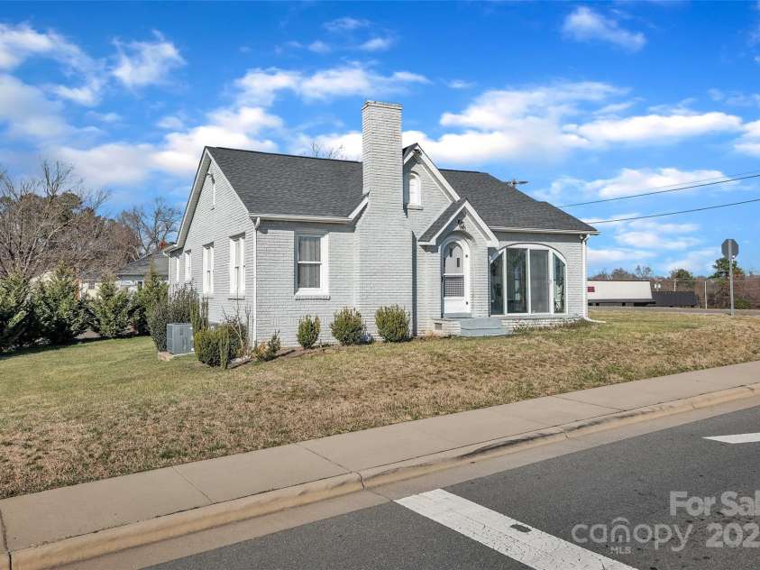 203 22nd Street, Kannapolis, NC 28083.  MLS# CAR4224989, YatesRealty ID 26345. 