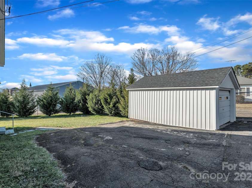 203 22nd Street, Kannapolis, NC 28083.  MLS# CAR4224989, YatesRealty ID 26345. 