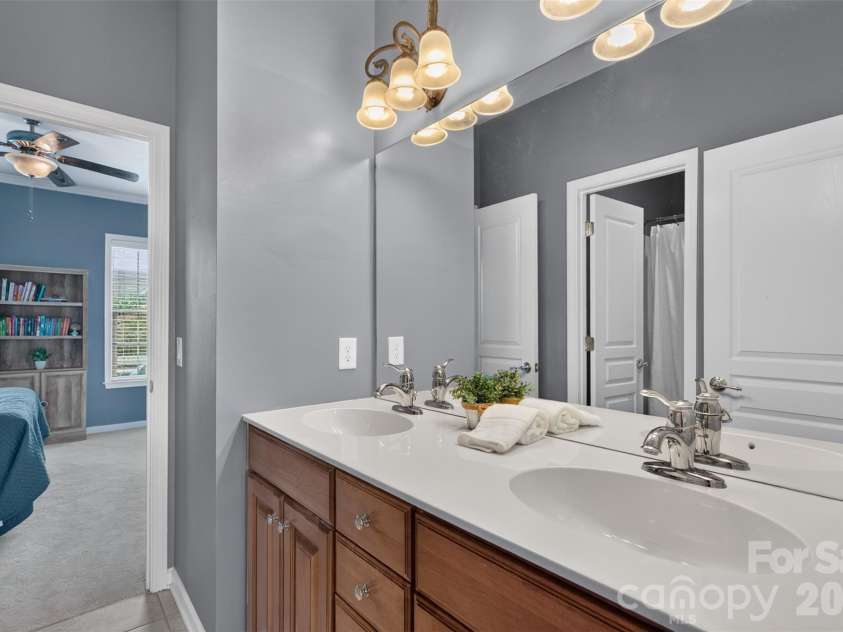 10102 Stonesby Lane, Waxhaw, NC 28173.  MLS# CAR4394343, YatesRealty ID 26346. Jack and Jill Bath