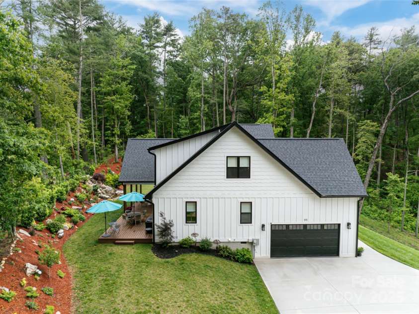 99 Timber Ridge Circle, Leicester, NC 28748.  MLS# CAR4261067, YatesRealty ID 26347. Level garage entrance