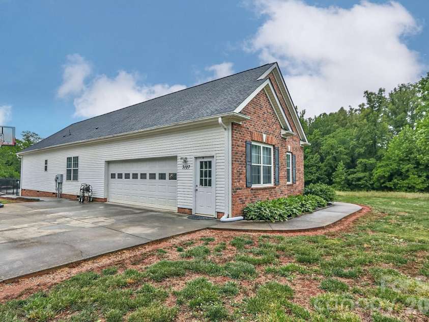 3127 Yorkshire Lane, Boonville, NC 27011.  MLS# CAR4385114, YatesRealty ID 26348. 