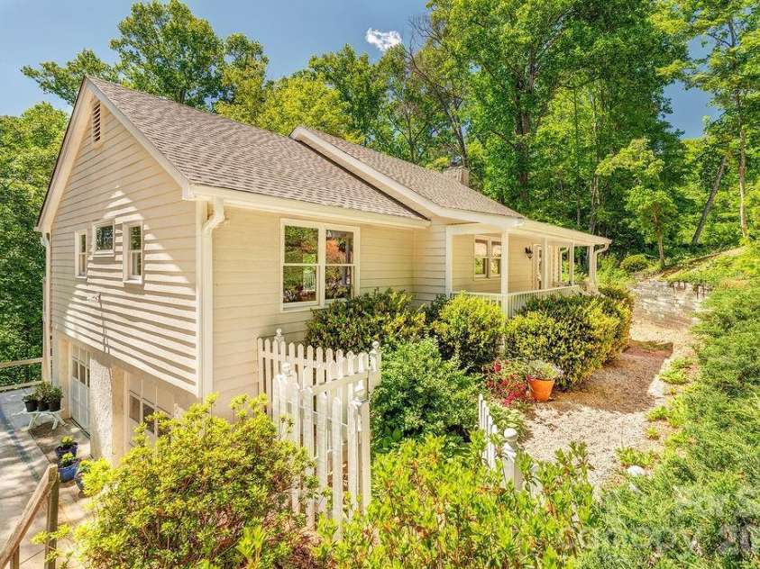 146 Churchill Downs Drive, Fairview, NC 28730.  MLS# CAR4383369, YatesRealty ID 26349. 