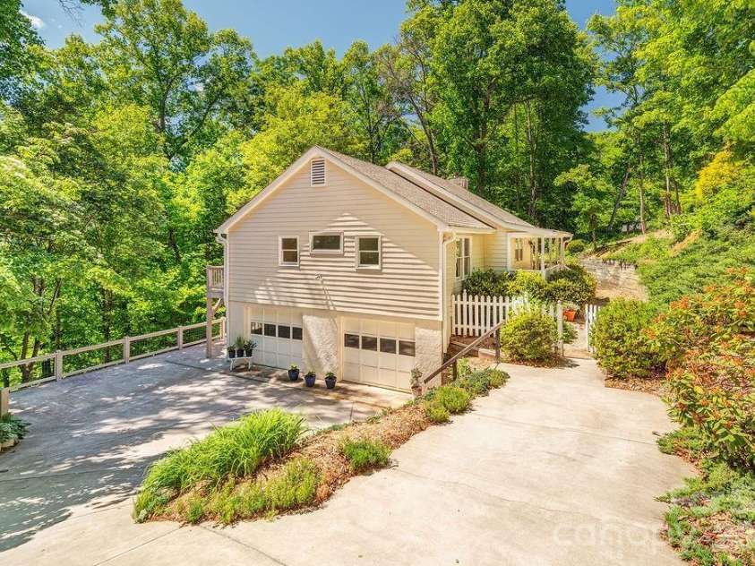 146 Churchill Downs Drive, Fairview, NC 28730.  MLS# CAR4383369, YatesRealty ID 26349. 