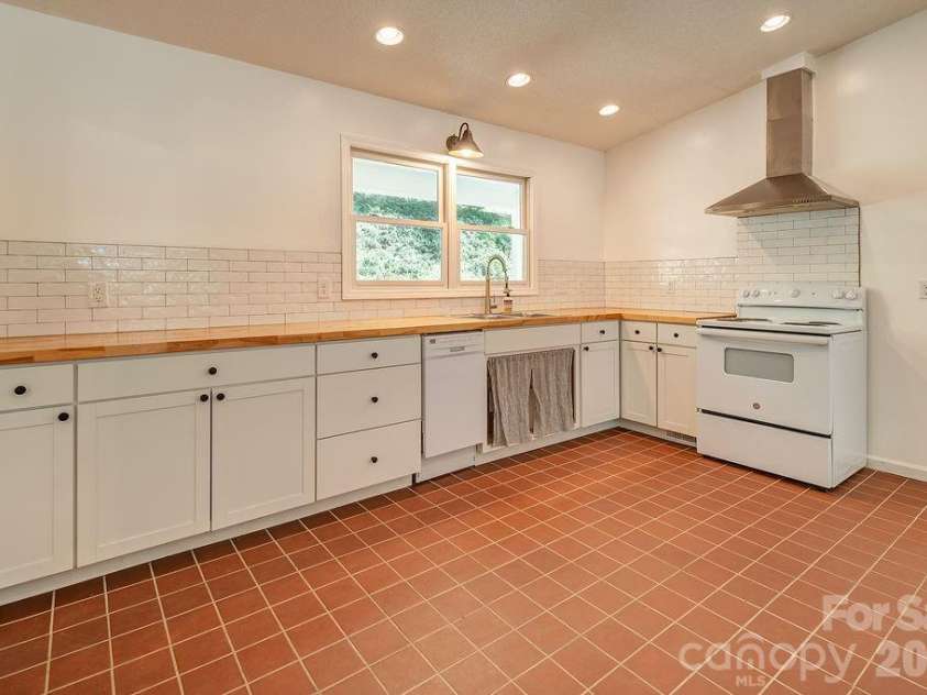 146 Churchill Downs Drive, Fairview, NC 28730.  MLS# CAR4383369, YatesRealty ID 26349. 