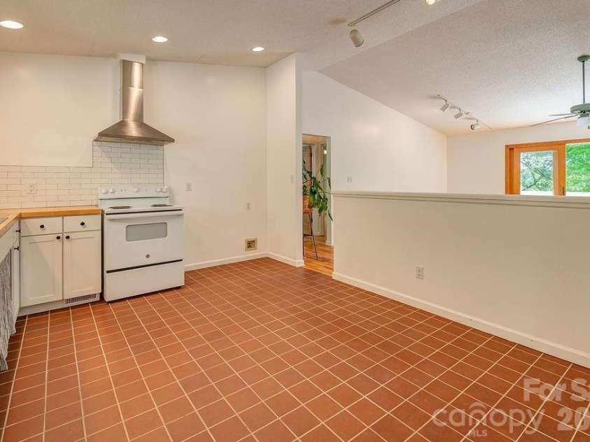 146 Churchill Downs Drive, Fairview, NC 28730.  MLS# CAR4383369, YatesRealty ID 26349. 