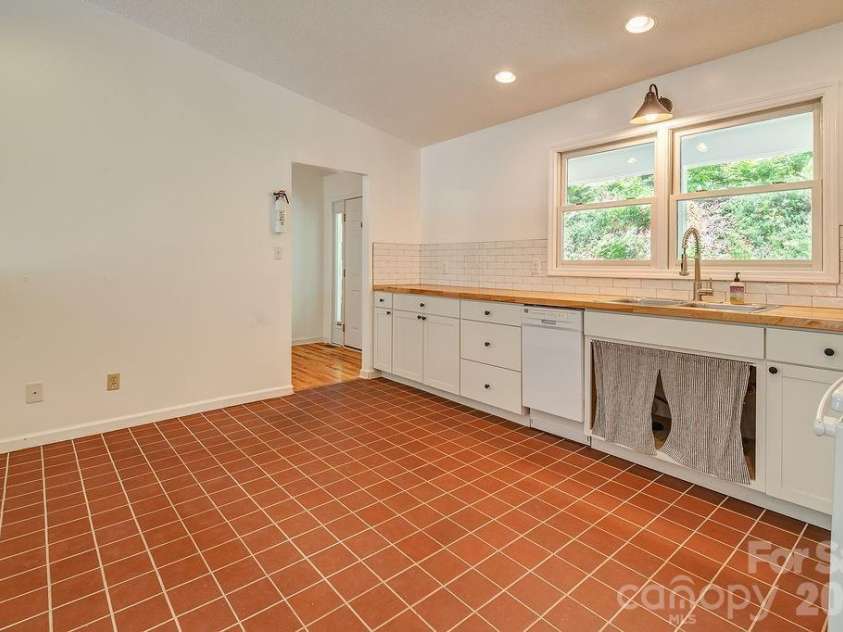 146 Churchill Downs Drive, Fairview, NC 28730.  MLS# CAR4383369, YatesRealty ID 26349. 
