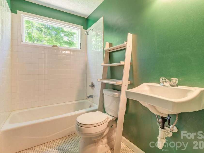 146 Churchill Downs Drive, Fairview, NC 28730.  MLS# CAR4383369, YatesRealty ID 26349. 