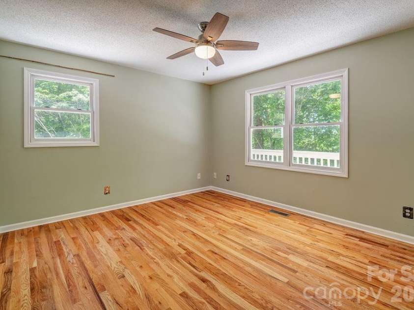 146 Churchill Downs Drive, Fairview, NC 28730.  MLS# CAR4383369, YatesRealty ID 26349. 