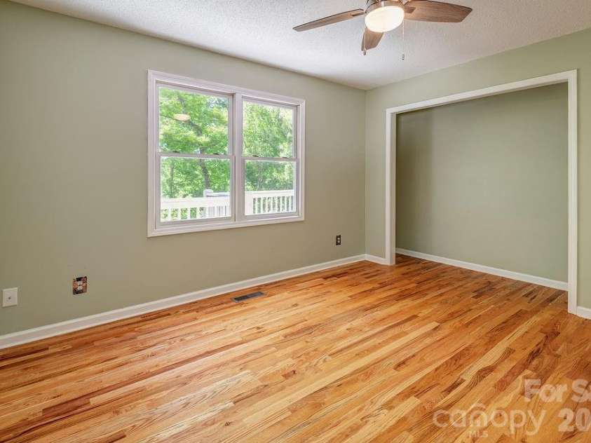 146 Churchill Downs Drive, Fairview, NC 28730.  MLS# CAR4383369, YatesRealty ID 26349. 