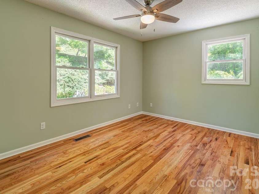 146 Churchill Downs Drive, Fairview, NC 28730.  MLS# CAR4383369, YatesRealty ID 26349. 
