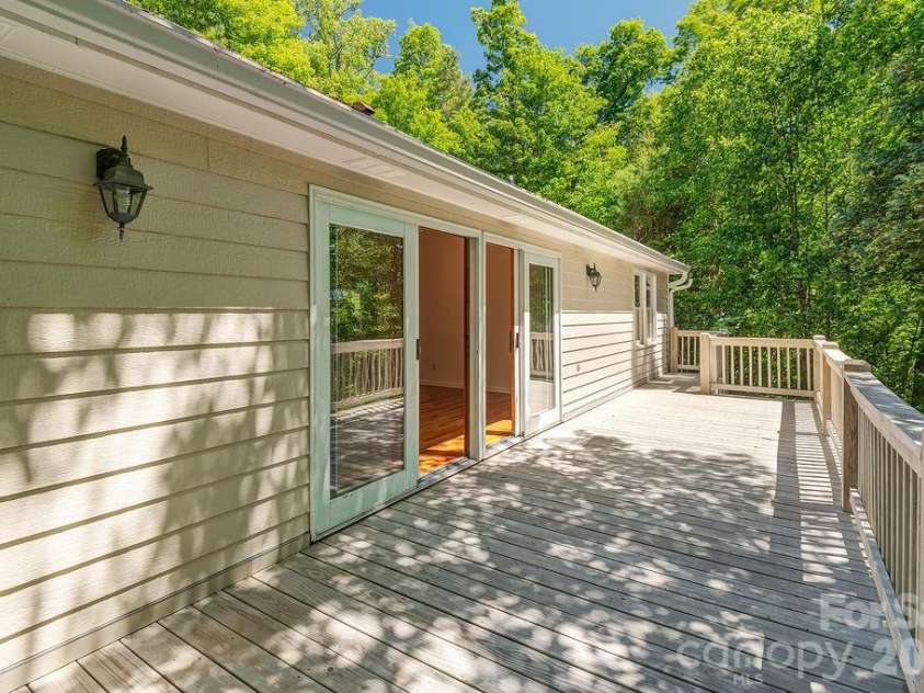 146 Churchill Downs Drive, Fairview, NC 28730.  MLS# CAR4383369, YatesRealty ID 26349. 