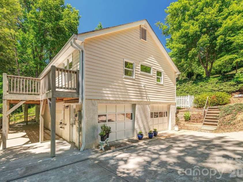 146 Churchill Downs Drive, Fairview, NC 28730.  MLS# CAR4383369, YatesRealty ID 26349. 