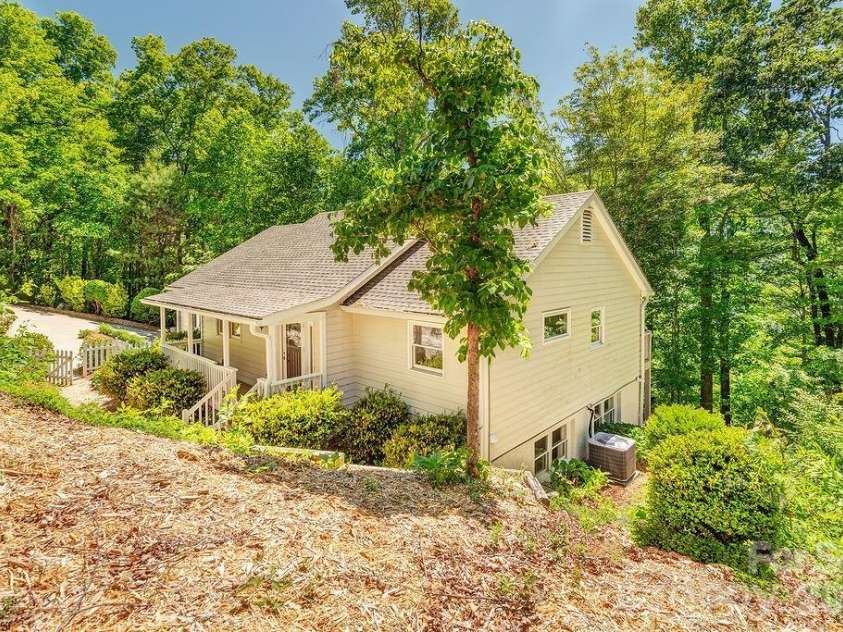 146 Churchill Downs Drive, Fairview, NC 28730.  MLS# CAR4383369, YatesRealty ID 26349. 