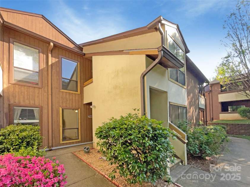 7116 Winery Lane, Charlotte, NC 28227.  MLS# CAR4248162, YatesRealty ID 26349. 