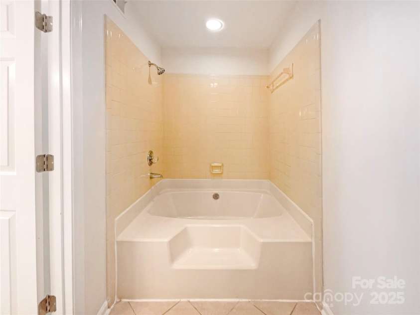 7116 Winery Lane, Charlotte, NC 28227.  MLS# CAR4248162, YatesRealty ID 26349. 