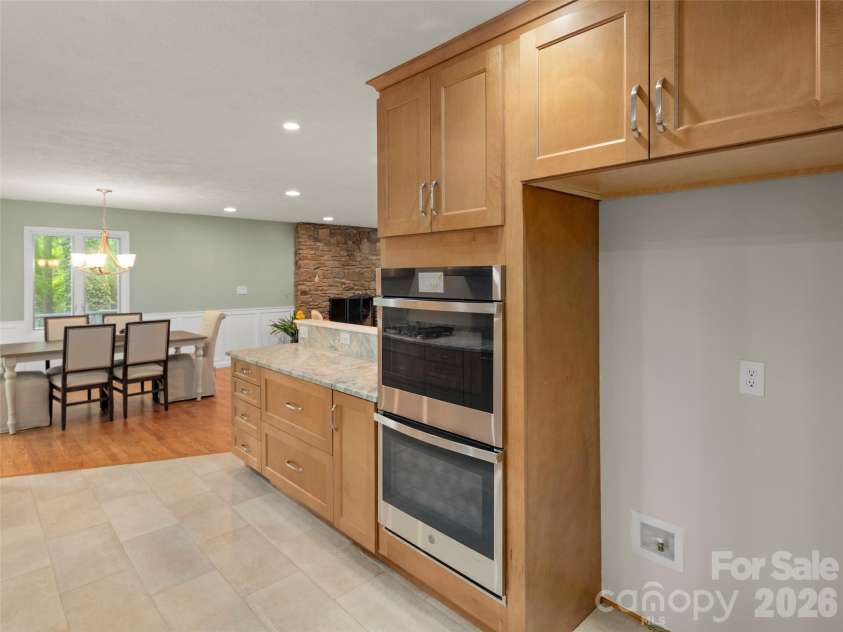 1 Glen Meadows Place, Arden, NC 28704.  MLS# CAR4386745, YatesRealty ID 26350. Double Oven