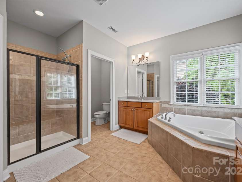 927 Cove Point Lane, Tega Cay, SC 29708.  MLS# CAR4267530, YatesRealty ID 26350. Primary bathrrom