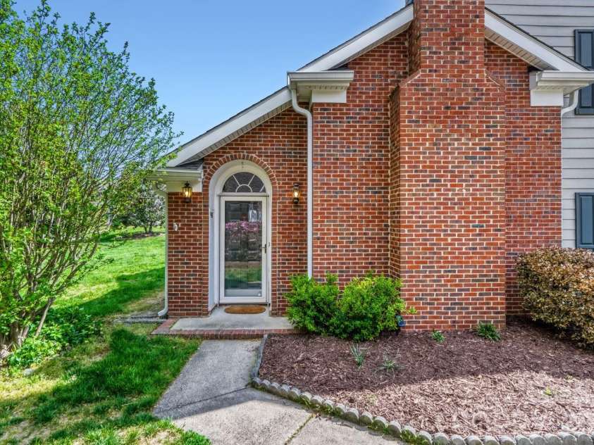 9411 Kings Falls Drive, Charlotte, NC 28210.  MLS# CAR4361281, YatesRealty ID 26352. Front entrance