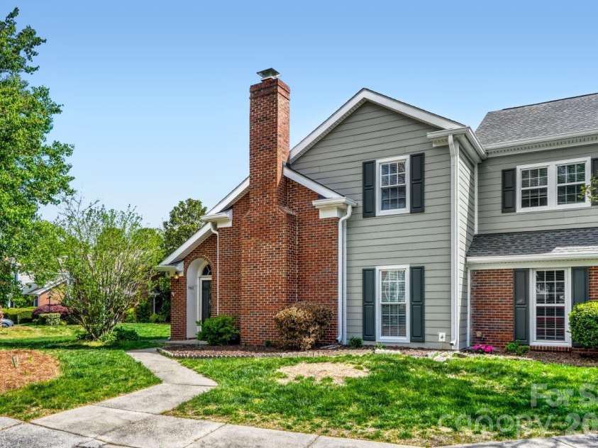 9411 Kings Falls Drive, Charlotte, NC 28210.  MLS# CAR4361281, YatesRealty ID 26352. Inviting front entrance