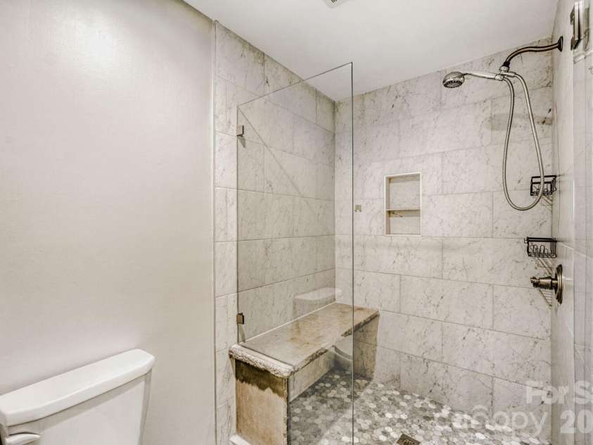 9411 Kings Falls Drive, Charlotte, NC 28210.  MLS# CAR4361281, YatesRealty ID 26352. Primary Bathroom