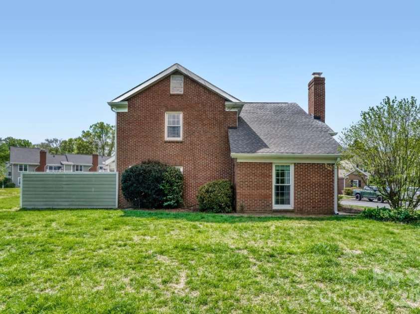 9411 Kings Falls Drive, Charlotte, NC 28210.  MLS# CAR4361281, YatesRealty ID 26352. Side green space