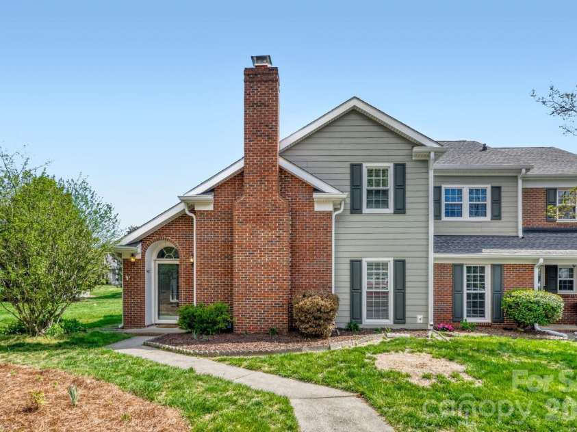 9411 Kings Falls Drive, Charlotte, NC 28210.  MLS# CAR4361281, YatesRealty ID 26352. Stunning End-Unit