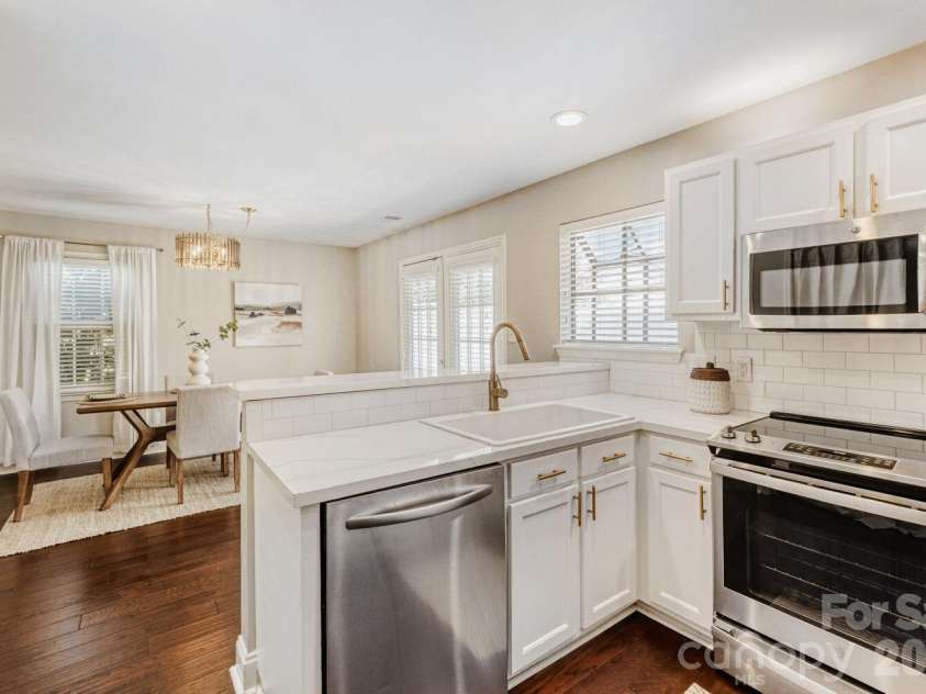 9411 Kings Falls Drive, Charlotte, NC 28210.  MLS# CAR4361281, YatesRealty ID 26352. Updated appliances