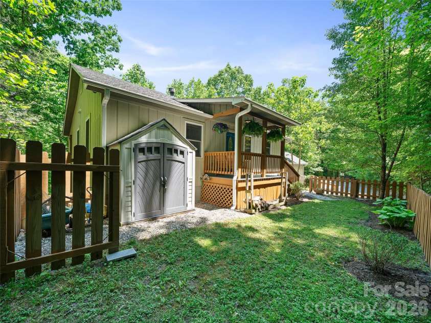 142 Wildflower Road, Spruce Pine, NC 28777.  MLS# CAR4384771, YatesRealty ID 26353. 