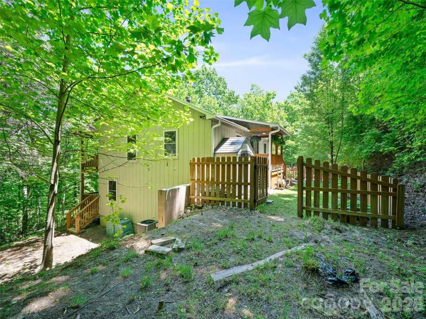 142 Wildflower Road, Spruce Pine, NC 28777.  MLS# CAR4384771, YatesRealty ID 26353. 