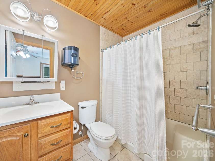 142 Wildflower Road, Spruce Pine, NC 28777.  MLS# CAR4384771, YatesRealty ID 26353. Primary Full Bathroom