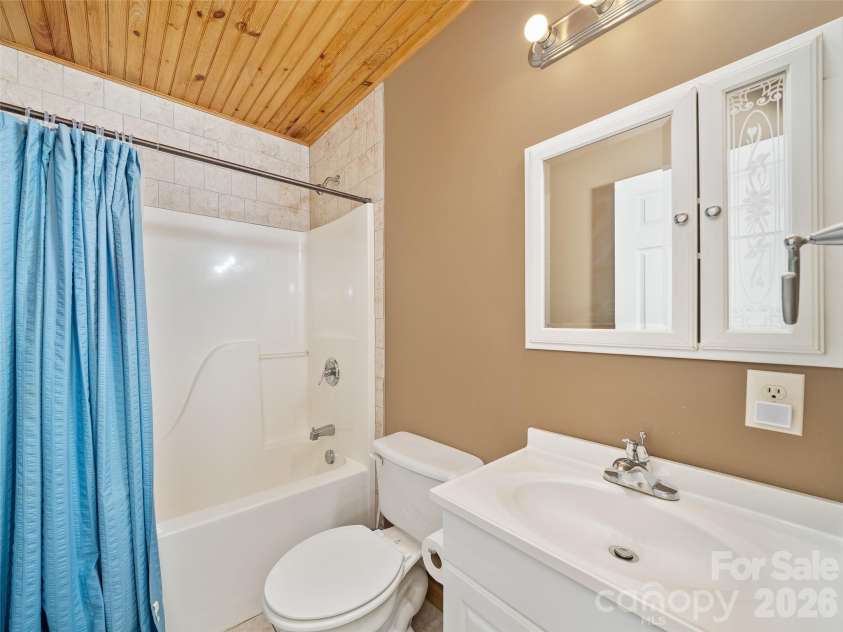 142 Wildflower Road, Spruce Pine, NC 28777.  MLS# CAR4384771, YatesRealty ID 26353. Second Upstairs Full Bathroom