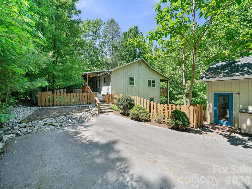 142 Wildflower Road, Spruce Pine, NC 28777.  MLS# CAR4384771, YatesRealty ID 26353. Welcome to 142 Wildflower Rd