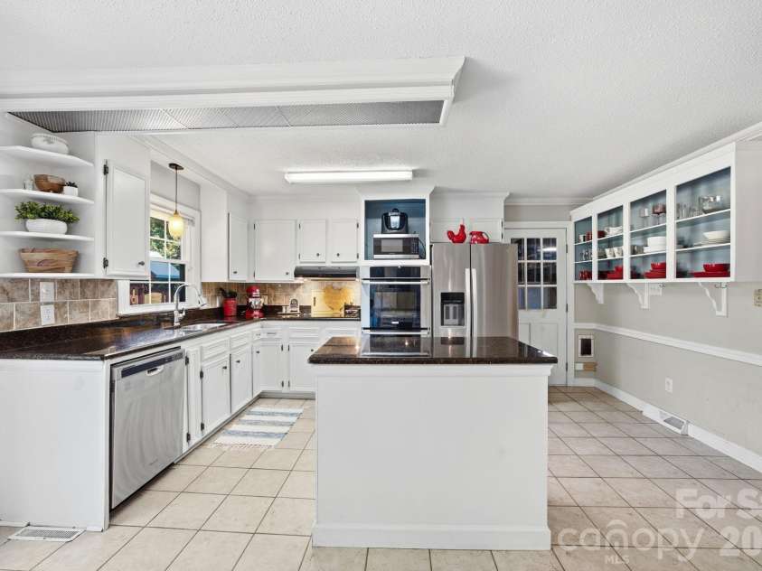 502 Camelot Drive, Salisbury, NC 28144.  MLS# CAR4381924, YatesRealty ID 26354. 