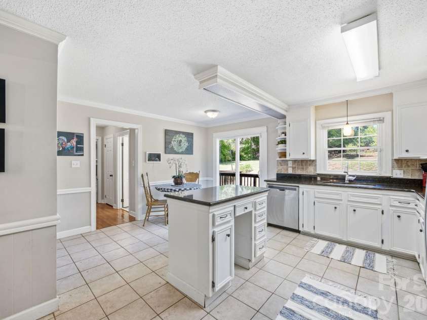 502 Camelot Drive, Salisbury, NC 28144.  MLS# CAR4381924, YatesRealty ID 26354. 
