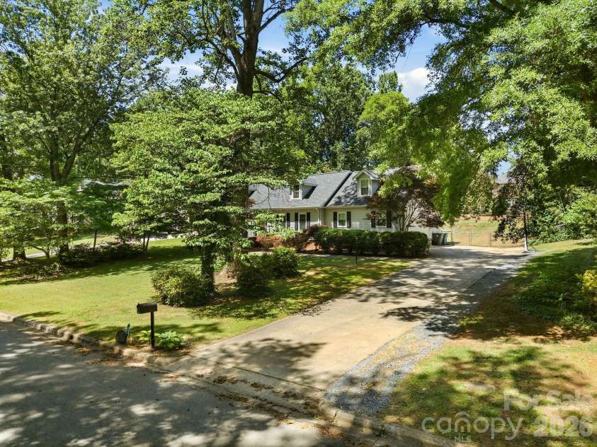 502 Camelot Drive, Salisbury, NC 28144.  MLS# CAR4381924, YatesRealty ID 26354. 